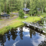 Metsästysmajan piha-alue