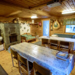 Metsästysmaja sisältä